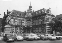 501452 Gezicht op het Academiegebouw (Domplein 29) te Utrecht, met op de voorgrond geparkeerde auto's.
